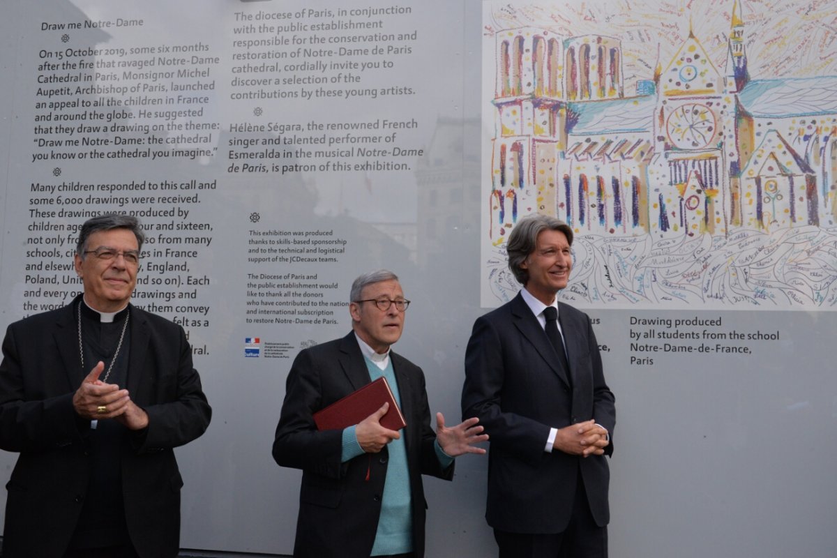 Inauguration de l'exposition de dessins au pied de la cathédrale. © Marie-Christine Bertin / Diocèse de Paris.