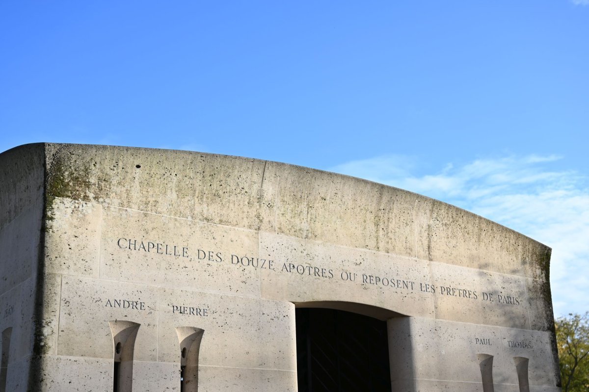 Prière pour les prêtres défunts au cimetière Montparnasse 2025. © Marie-Christine Bertin / Diocèse de Paris.