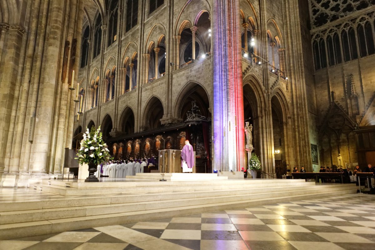 15 novembre 2015, messe à Notre-Dame de Paris suite aux attentats. © Yannick Boschat.