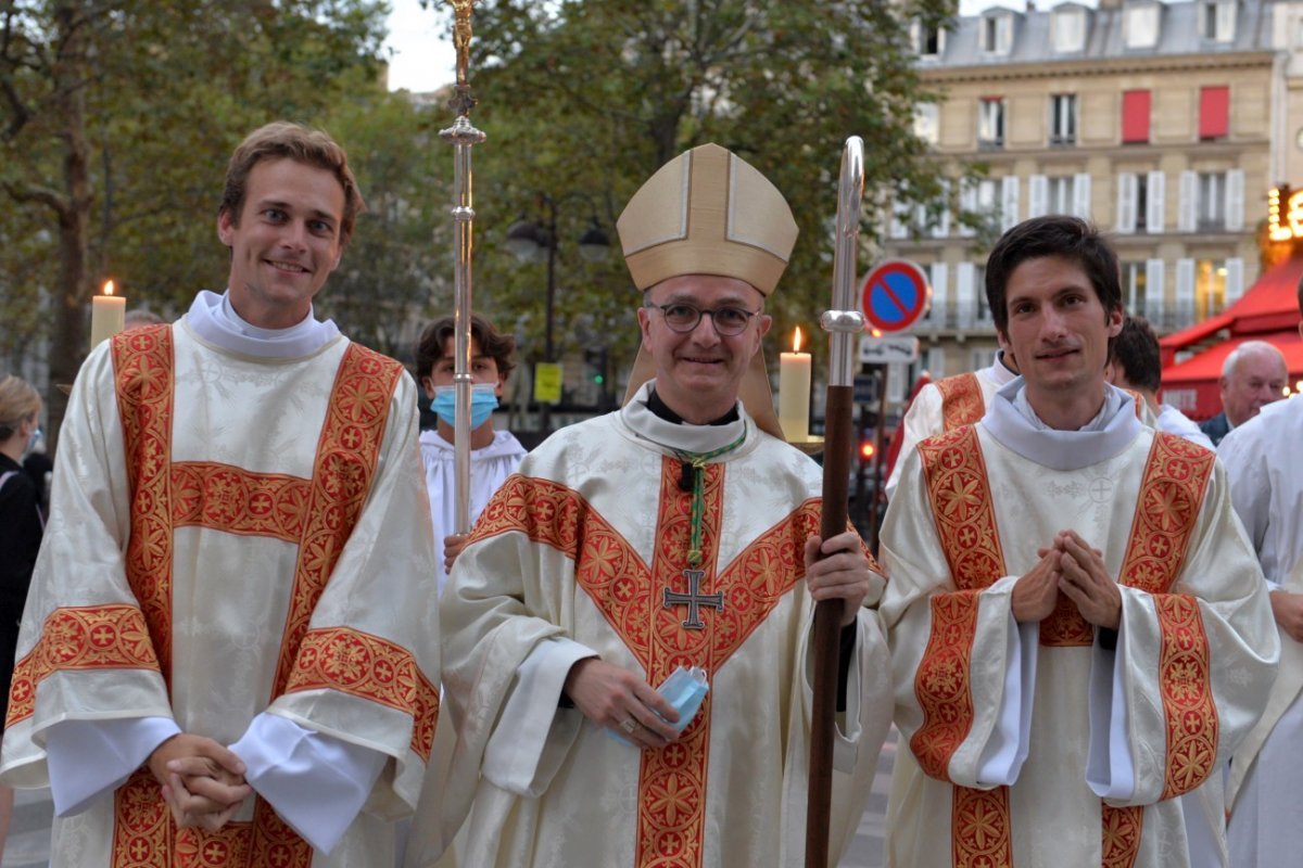 Ordinations diaconales en vue du sacerdoce : Louis de Frémont et Konstantin (…). © Marie-Christine Bertin / Diocèse de Paris.