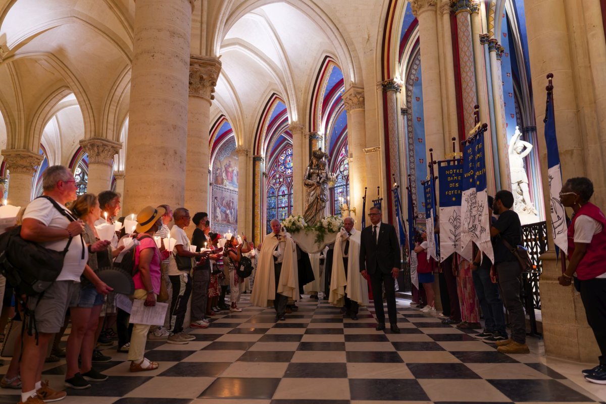 Procession dans la Cathédrale pour l'Assomption 2026. © Yannick Boschat / Diocèse de Paris.