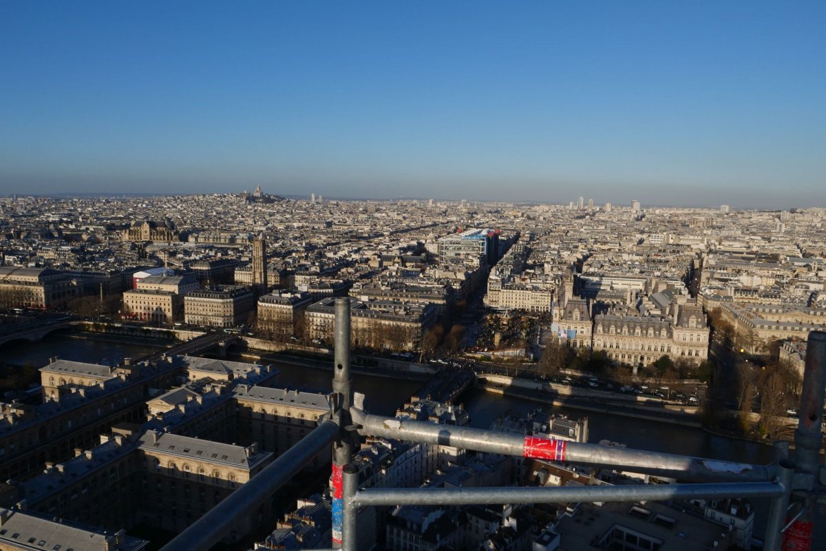 Bénédiction du coq de la flèche de Notre-Dame de Paris. © Étienne Castelein / Diocèse de Paris.