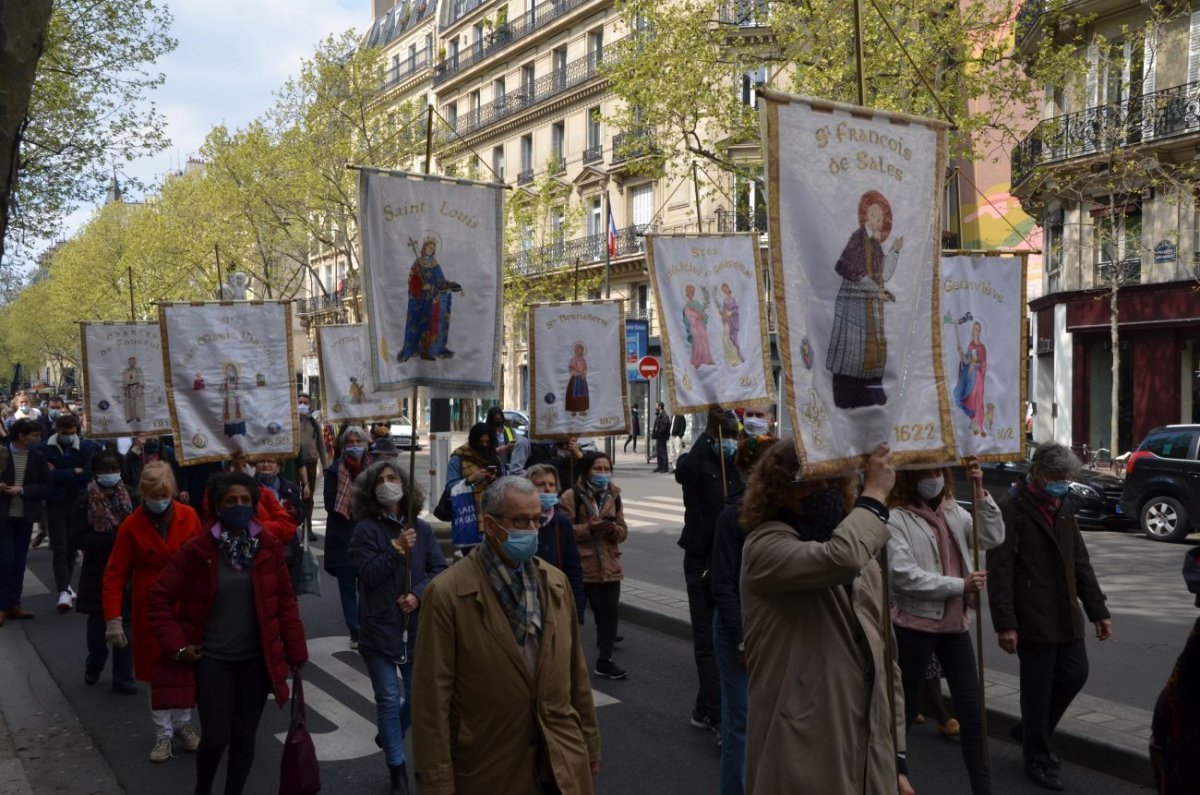 Marche vers Notre-Dame de Paris. © Michel Pourny.