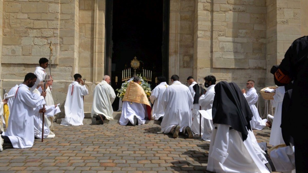 Procession de la Fête-Dieu. © Marie-Christine Bertin / Diocèse de Paris.