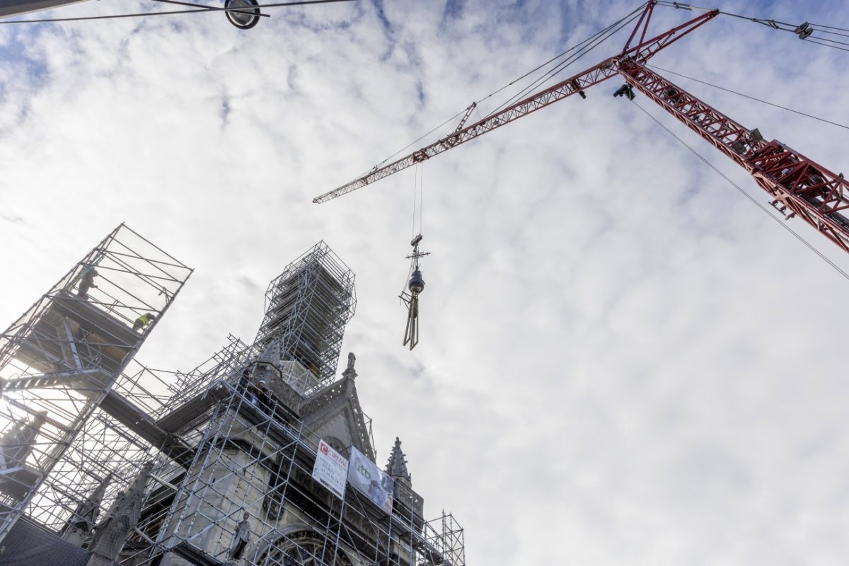 Pose de la nouvelle croix à Saint-Laurent (10e). © Thibault Desplats.