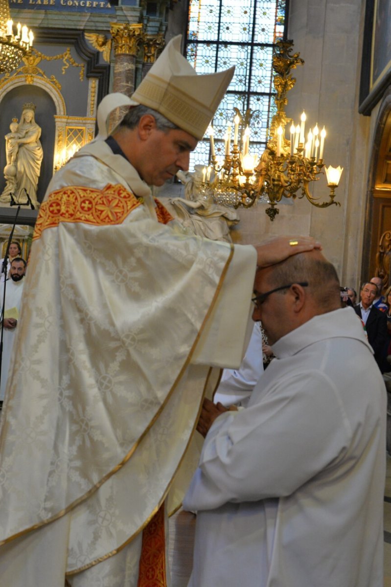 Ordinations diaconales en vue du sacerdoce 2019. Par Mgr Denis Jachiet, évêque auxiliaire de Paris, le 22 septembre 2019 à Saint-Paul-Saint-Louis. © Marie-Christine Bertin / Diocèse de Paris.