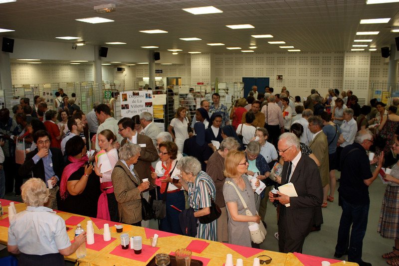 Juin 2010 : Forum de la Charité. Plus de 400 personnes venues présenter leur groupe de solidarité et témoigner de leur engagement. 