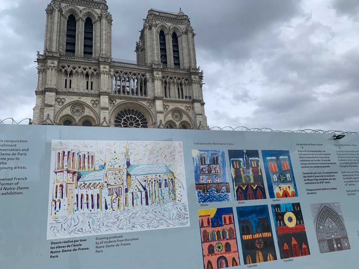 Installation des dessins sur les palissades du chantier. © Karine Dalle.