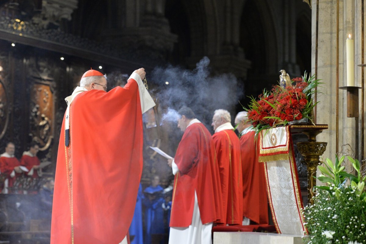 Encensement du Saint-Chrême. © Marie-Christine Bertin / Diocèse de Paris.