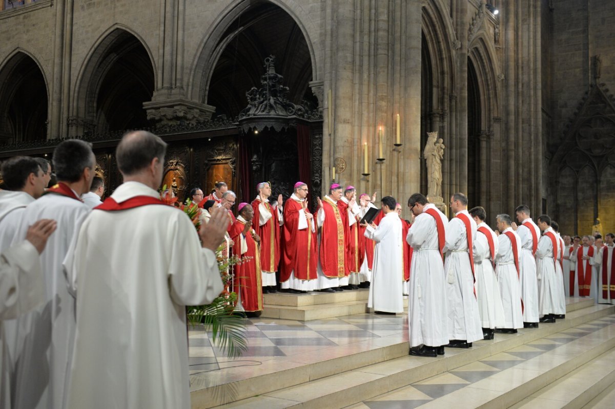 Après l'imposition des mains, l'archevêque prononce la prière (…). © Marie-Christine Bertin / Diocèse de Paris.