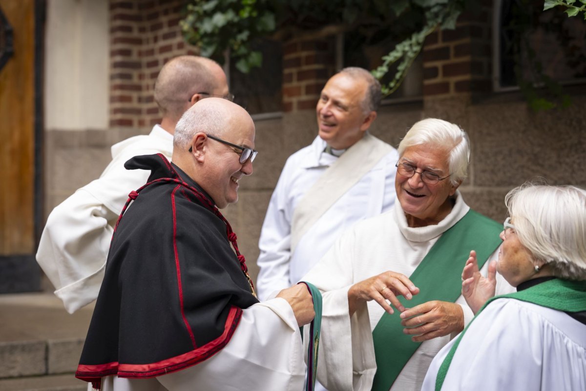 Au-revoir des pasteurs de l'Église suédoise. © Alexander Lamy Och.