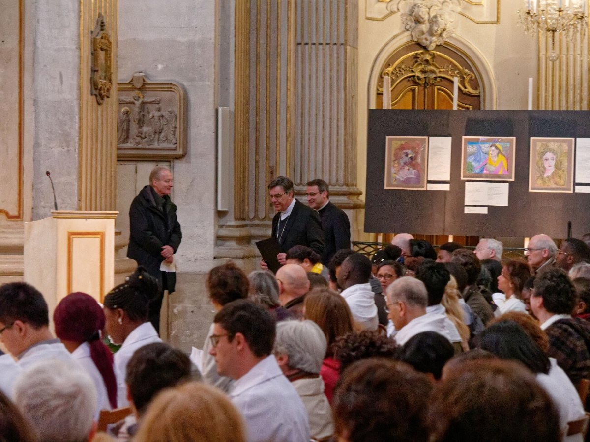 Rassemblement des néophytes à Saint-Louis en l'Île. © Yannick Boschat / Diocèse de Paris.