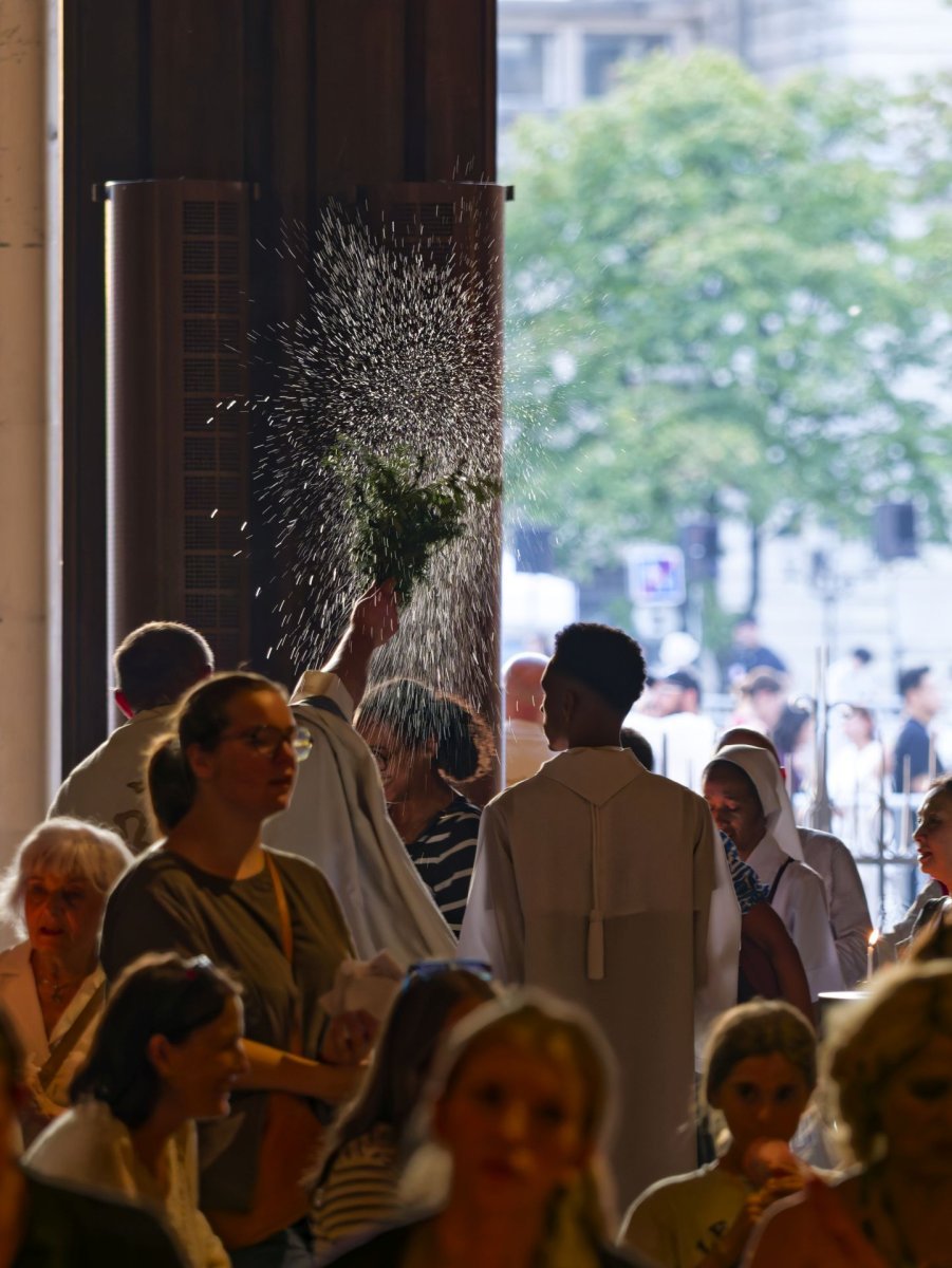 Veille de l'Assomption 2026 : proclamation de l'Évangile et (…). © Yannick Boschat / Diocèse de Paris.