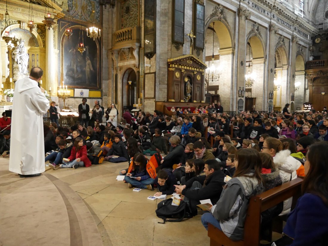 Le père Hervé Soubias, recteur de la basilique, a montré un ex-voto tout (…). © Yannick Boschat / Diocèse de Paris.