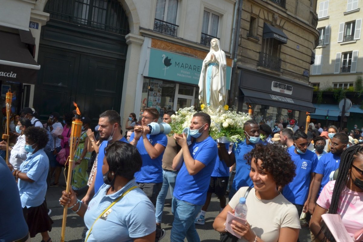 Fête de l'Assomption de la Vierge Marie : procession dans Paris. © Michel Pourny / Diocèse de Paris.