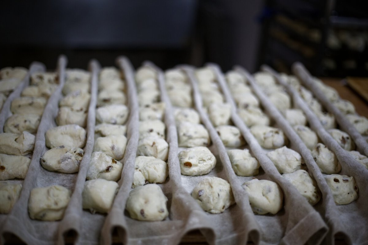 Préparation des petits pains de sainte Geneviève. © Yannick Boschat / Diocèse de Paris.