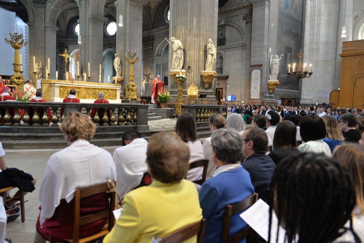 Confirmation des adultes au cours de la Vigile de Pentecôte 2023, (…). © Marie-Christine Bertin / Diocèse de Paris.