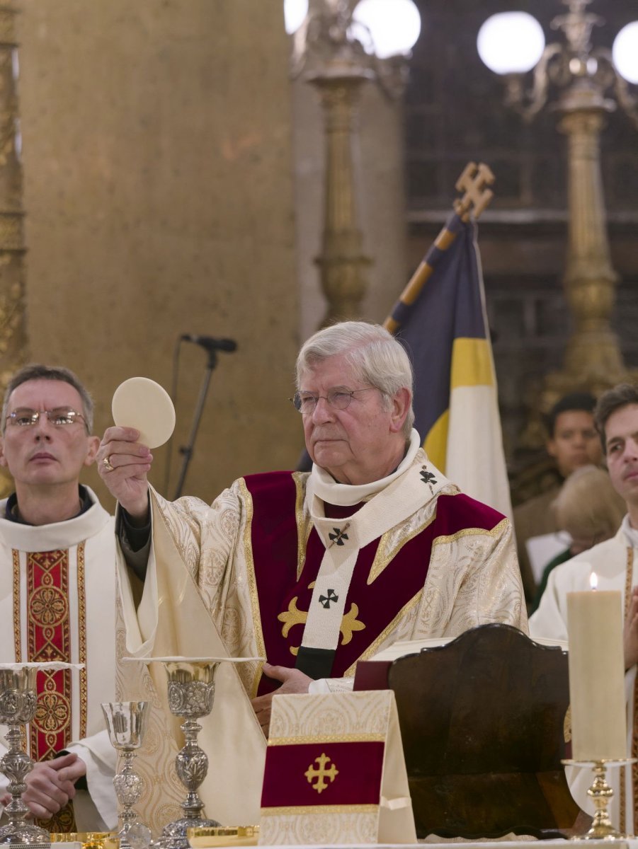 Messe pour le bicentenaire de la pose de la première pierre de l'église (…). © Yannick Boschat / Diocèse de Paris.