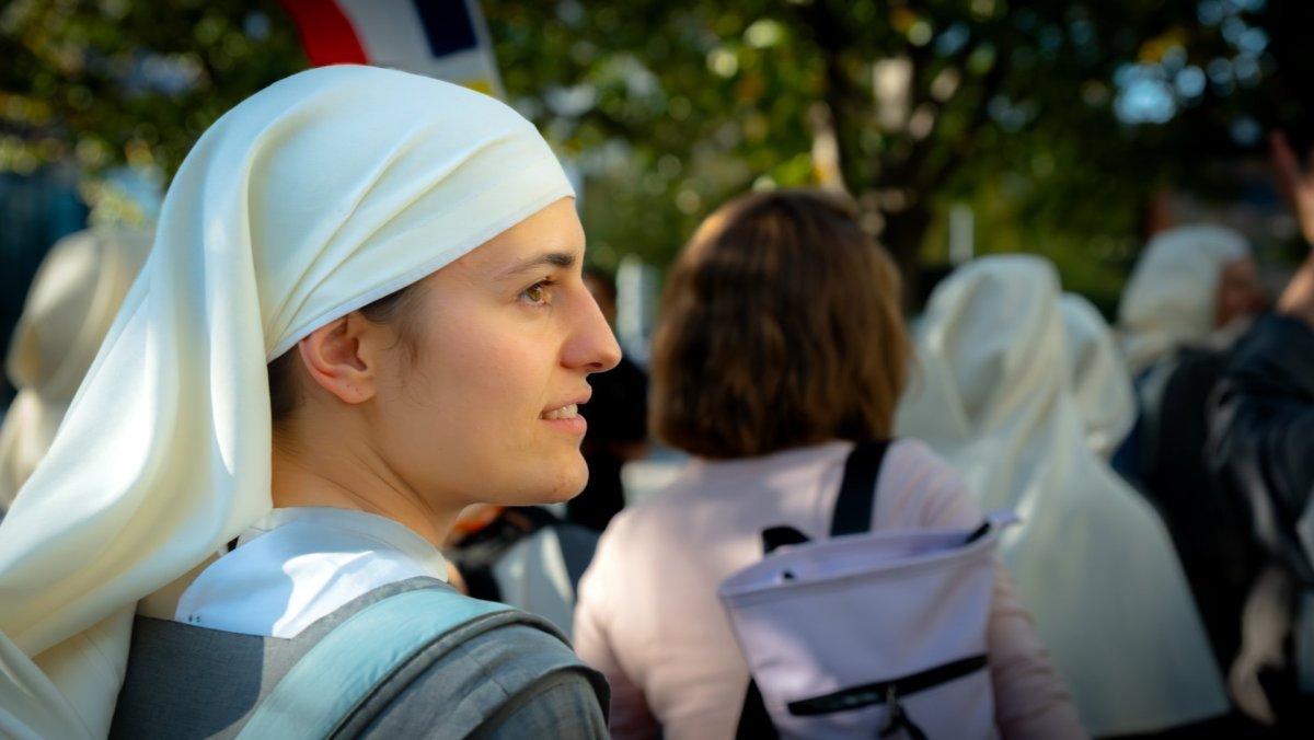 Soeur des Fraternités monsatiques de Jérusalem, lors de la déambulation du (…). © Marvin Prevost / Diocèse de Paris.