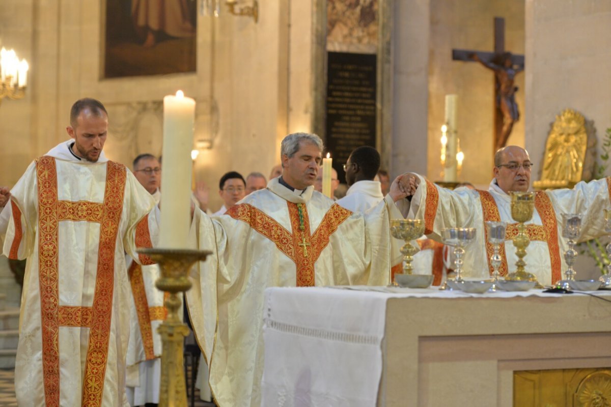 Ordinations diaconales en vue du sacerdoce 2019. Par Mgr Denis Jachiet, évêque auxiliaire de Paris, le 22 septembre 2019 à Saint-Paul-Saint-Louis. © Marie-Christine Bertin / Diocèse de Paris.