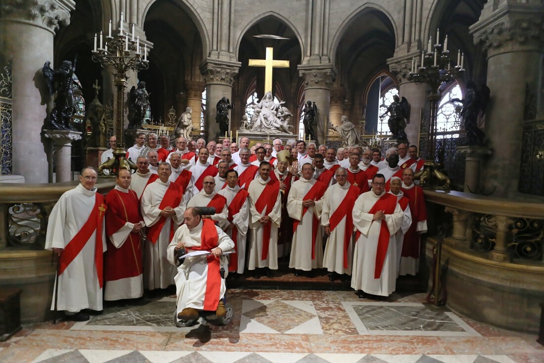 Les diacres permanents de Paris autour du cardinal André Vingt-Trois. © Yannick Boschat / Diocèse de Paris.