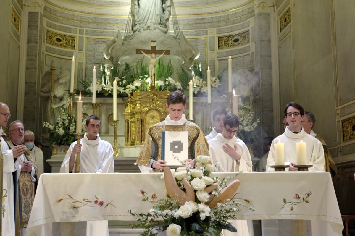 Procession mariale “Marcher avec Marie”. © Trung Hieu Do / Diocèse de Paris.