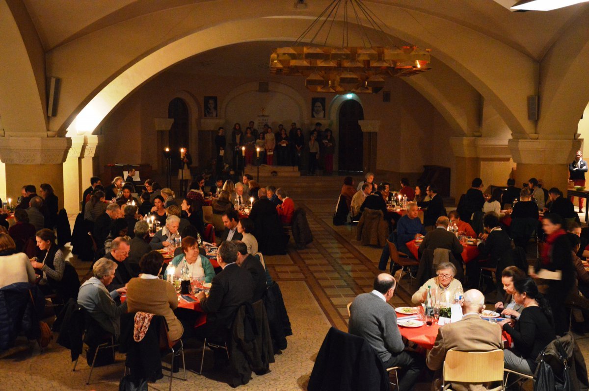 Dîner du silence à Saint-Ferdinand des Ternes (17e). 