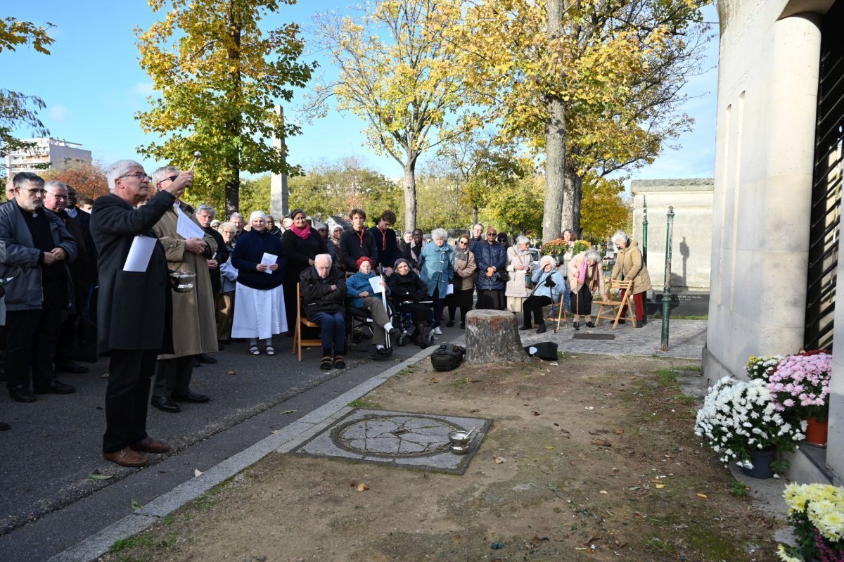 Prière pour les prêtres défunts au cimetière Montparnasse 2025. © Marie-Christine Bertin / Diocèse de Paris.