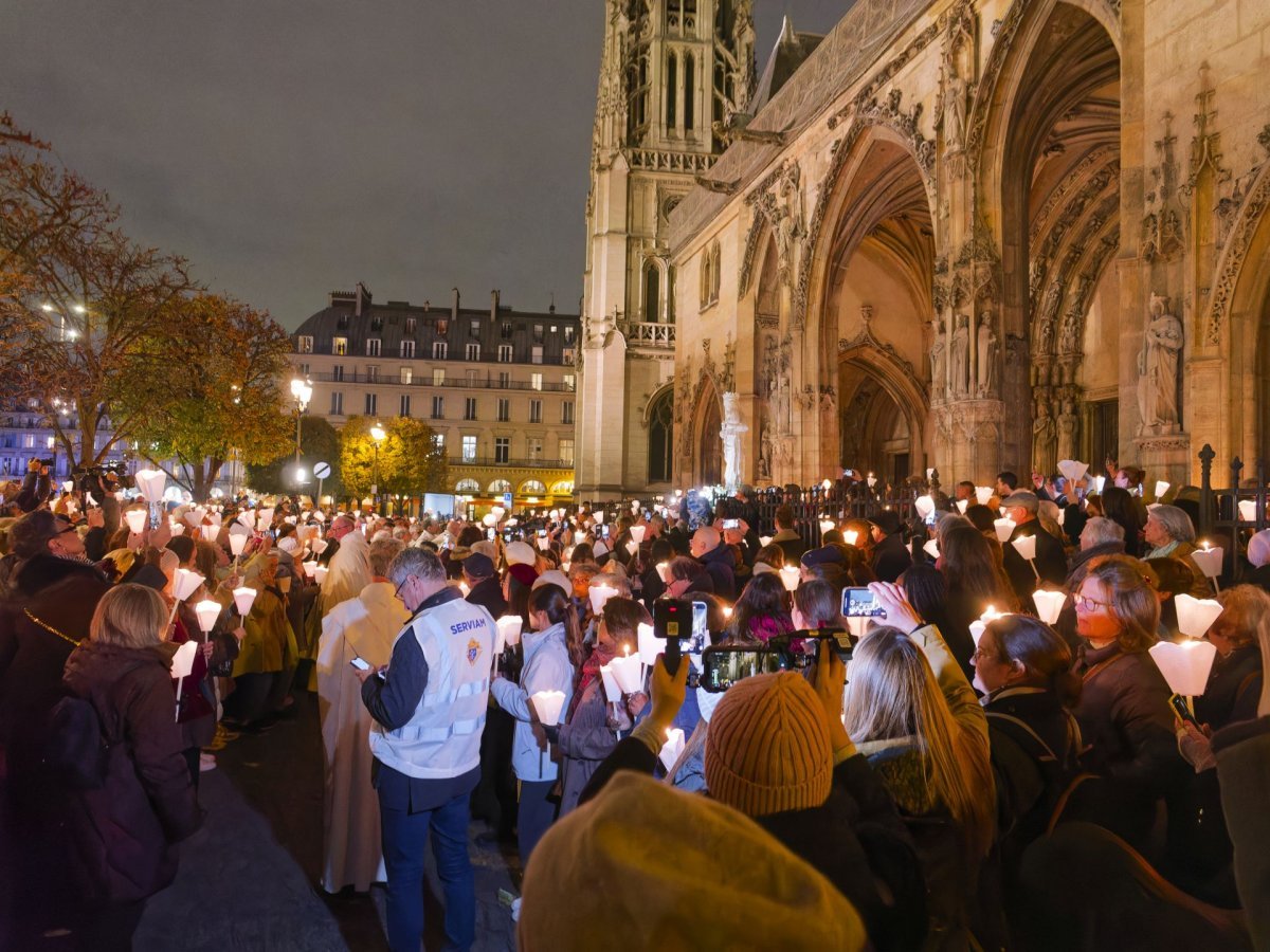 Notre Dame retrouve sa Cathédrale : procession vers le parvis de la cathédrale. © Yannick Boschat / Diocèse de Paris.