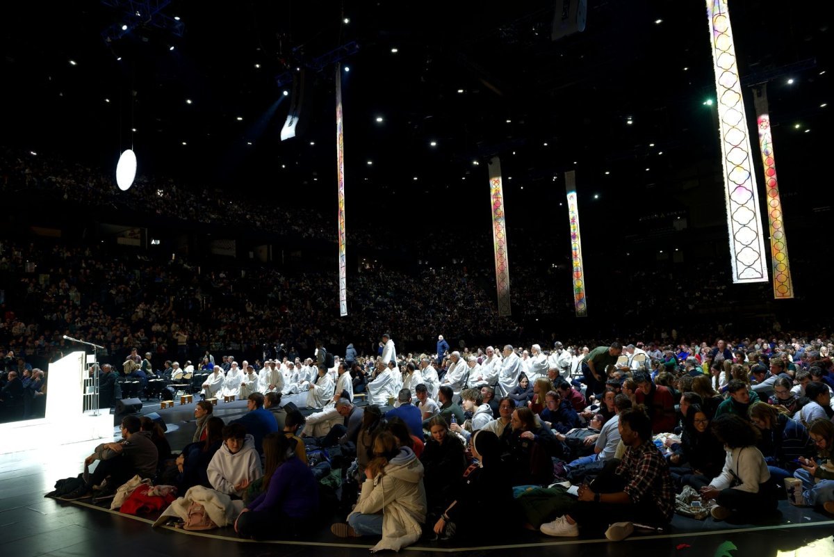 Prière du soir à l'Accor Arena à Bercy. © Trung Hieu Do / Diocèse de Paris.