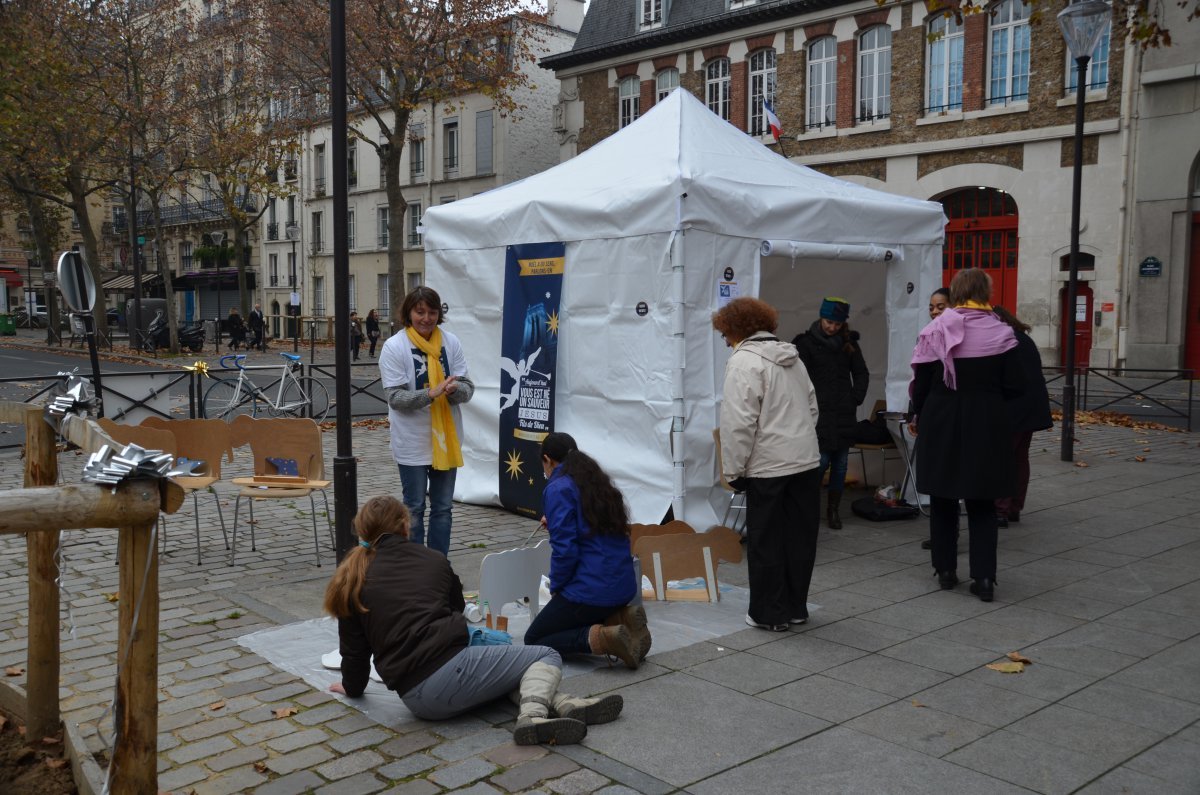 Préparatifs de la crèche avec les jeunes à Notre Dame de Bercy (12e). 