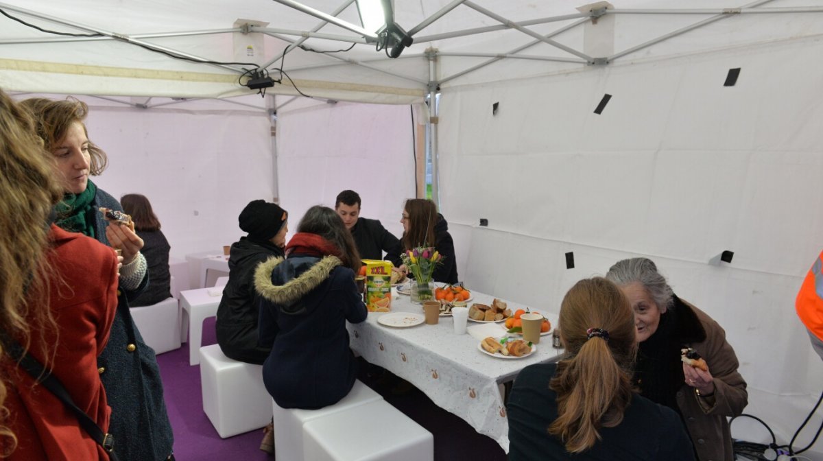 Le petit-déjeuner caritatif des JMJ@Panam'. © Marie-Christine Bertin / Diocèse de Paris.