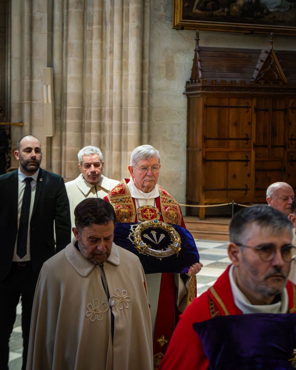 Vénération de la sainte Couronne d'épines le Vendredi saint 2026. © Liam Hoarau / Diocèse de Paris.