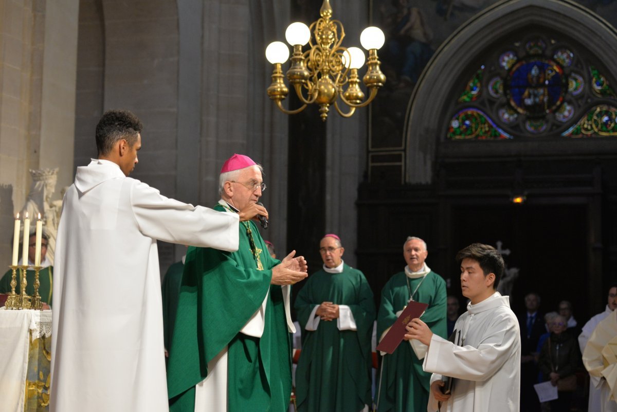 Imposition du pallium à Mgr Laurent Ulrich. © Marie-Christine Bertin / Diocèse de Paris.