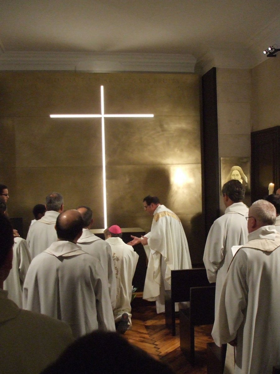 Mgr Jérôme Beau a installé le reliquaire des époux Martin dans l'autel (…). © Notre-Dame des Victoires 