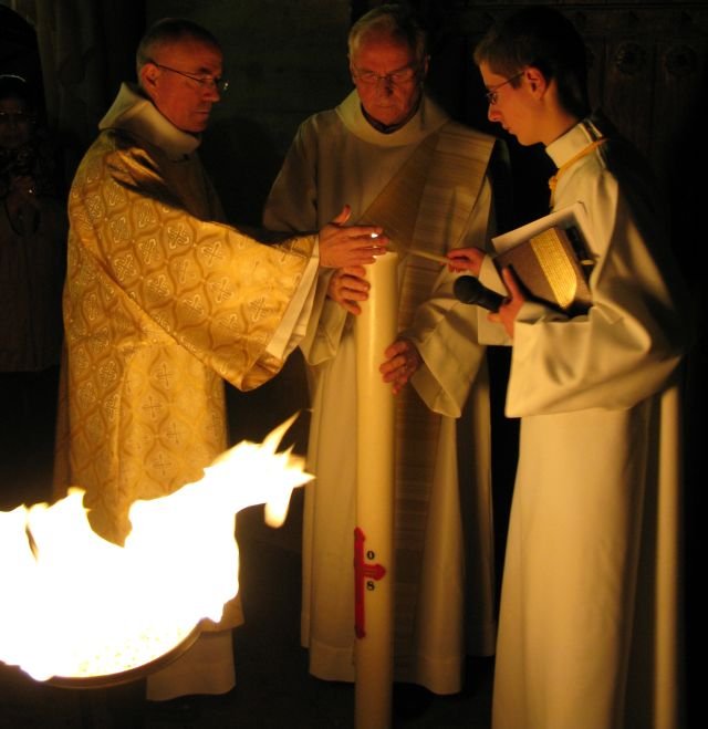 Le cierge Pascal est allumée à Notre-Dame d'Auteuil. 