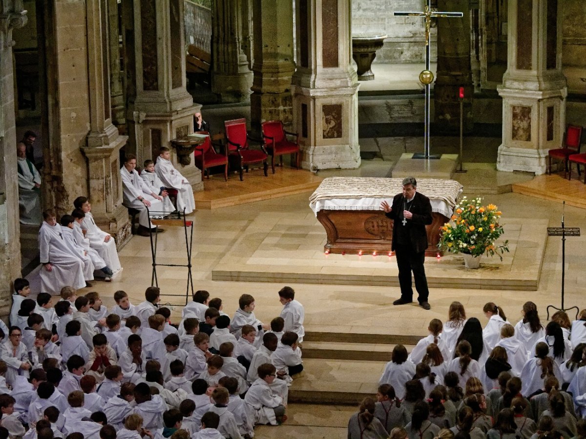 Rencontre avec Mgr Michel Aupetit, archevêque de Paris, à Saint-Séverin. © Yannick Boschat / Diocèse de Paris.