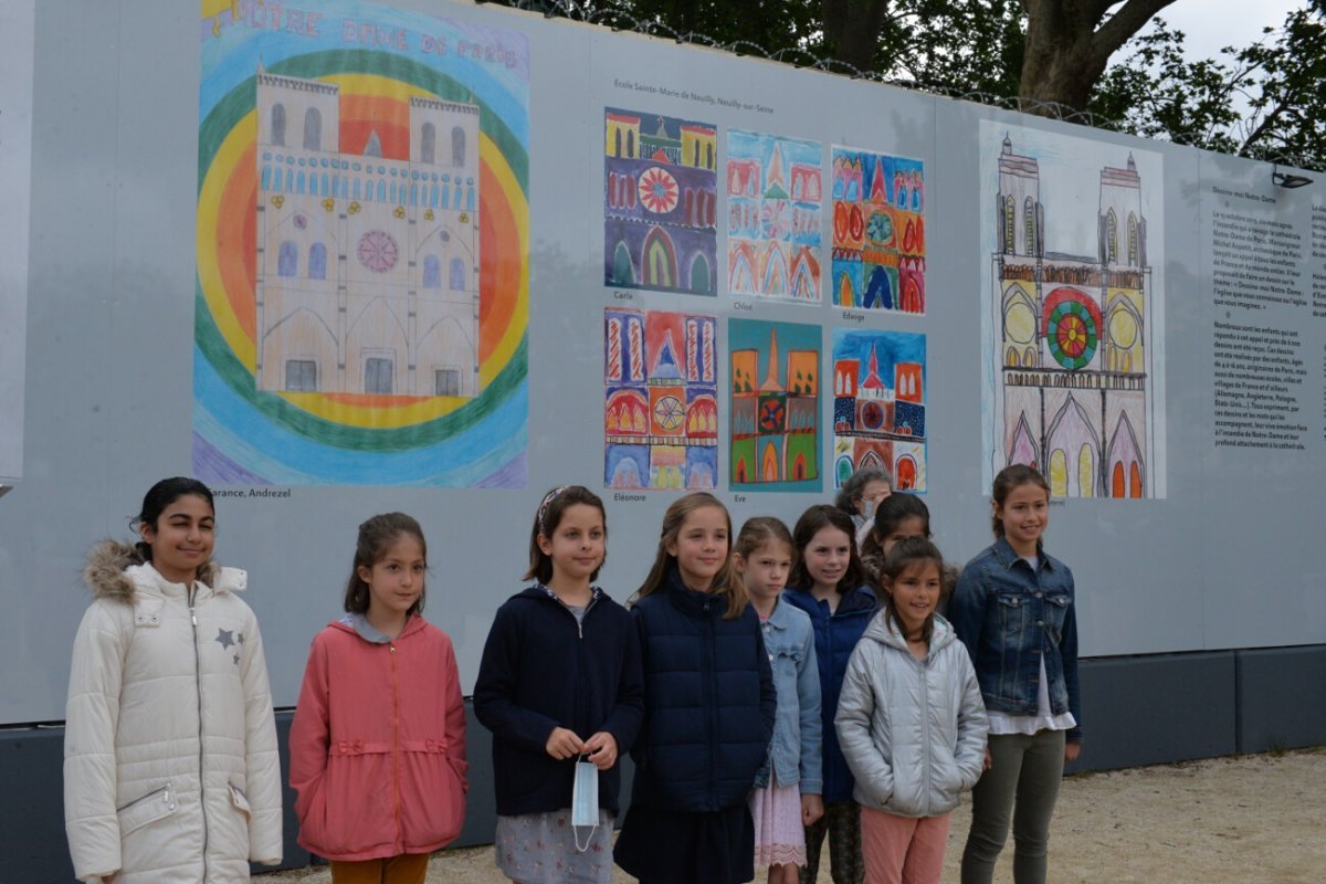 Inauguration de l'exposition de dessins au pied de la cathédrale. © Marie-Christine Bertin / Diocèse de Paris.