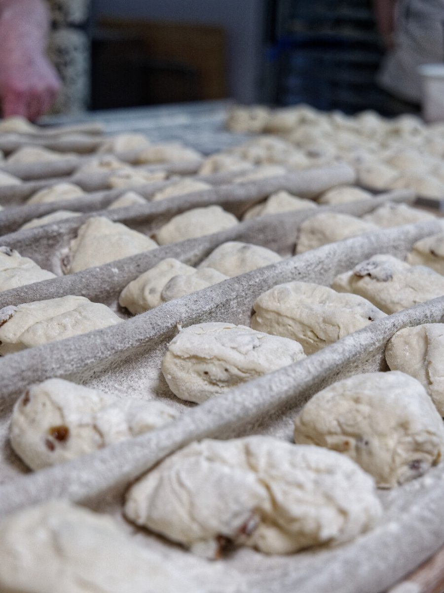 Préparation des petits pains de sainte Geneviève. © Yannick Boschat / Diocèse de Paris.