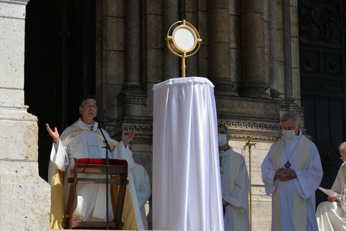 Bénédiction du Saint-Sacrement sur la ville. © Marie-Christine Bertin.