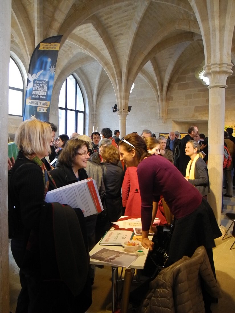 Partage d'expériences au stand de St-Louis en l'Ile sur leur (…). © Marie-Christine Bertin / Diocèse de Paris.