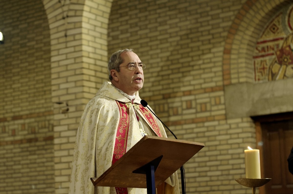 Accueil des reliques de sainte Geneviève à Saint-Léon (15e). © Trung Hieu Do / Diocèse de Paris.