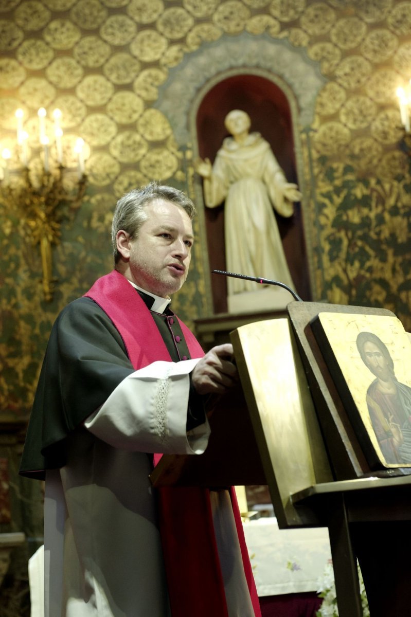 Vénération des reliques du bienheureux Vladimir Ghika à Saint-Louis d'Antin. © Trung Hieu Do / Diocèse de Paris.