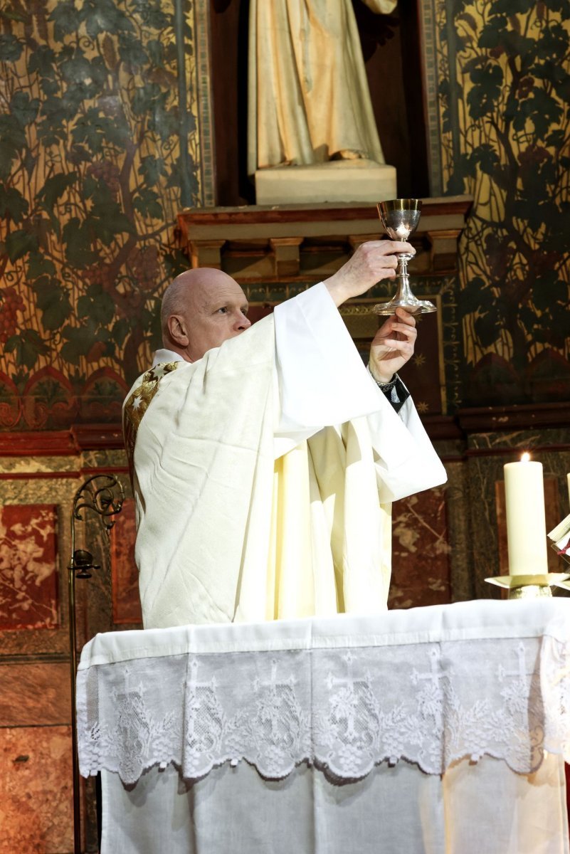 Vénération des reliques de sainte Joséphine Bakhita à Saint-Louis d'Antin. © Trung Hieu Do / Diocèse de Paris.