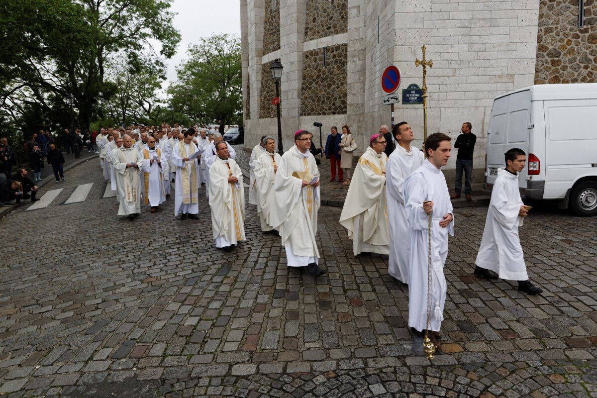 Procession jusqu'à la basilique du Sacré-Cœur de Montmartre. © Yannick Boschat / Diocèse de Paris.