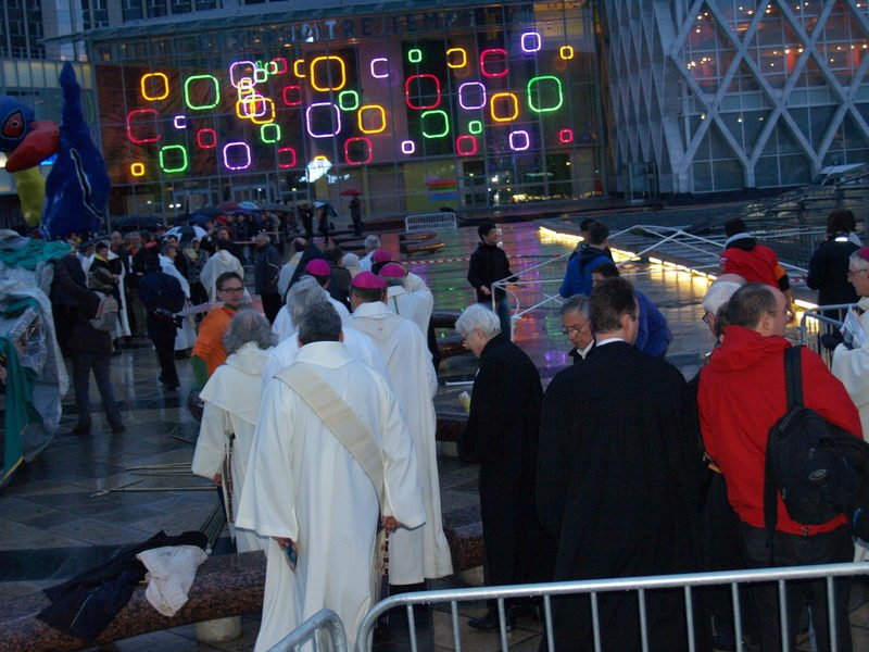 Pâques 2010. Rassemblement des Chrétiens sur le parvis de la Défense. 