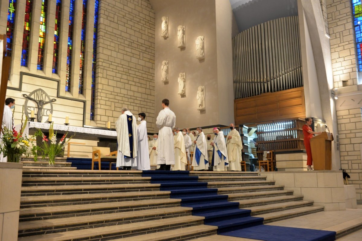 Ordinations diaconales en vue du sacerdoce : Baptiste Javaloyès à Notre-Dame (…). © Marie-Christine Bertin / Diocèse de Paris.