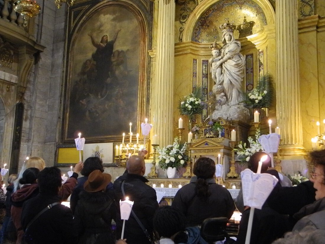 Prière mariale. © Marie-Christine Bertin / Diocèse de Paris.