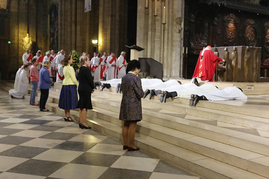 Prostration et litanie des saints. © Yannick Boschat / Diocèse de Paris.