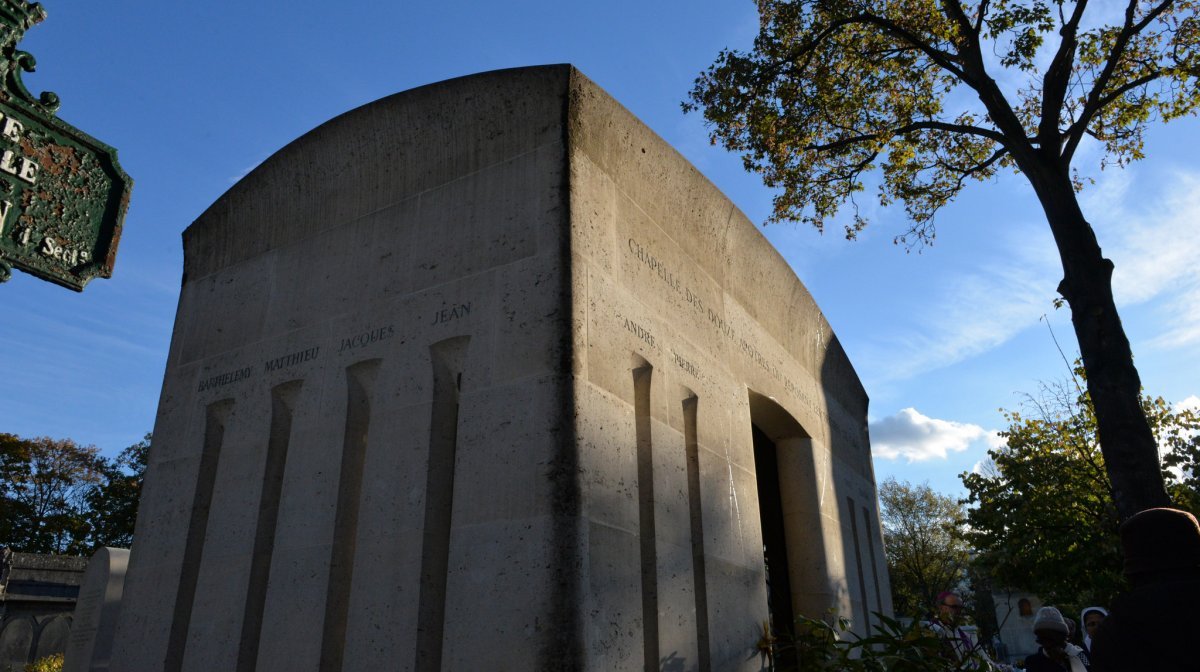 Prière pour les prêtres défunts au cimetière Montparnasse 2018. © Marie-Christine Bertin / Diocèse de Paris.